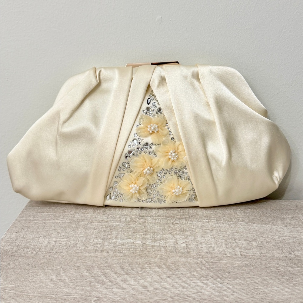 NWOT Badgley Mischka Cream Ivory Satin Floral Evening Formal Wedding Bag Clutch